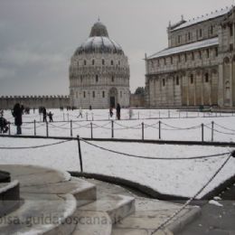 Battistero a Pisa sotto la neve