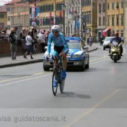 Ciclista sul Lungarno