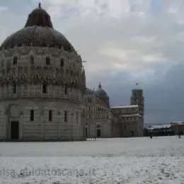 Piazza dei Miracoli sotto la neve