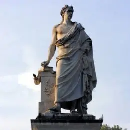 statua in piazza santa caterina